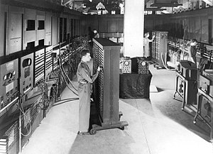 Electronic Numerical Integrator and Computer (ENIAC) yang dirancang oleh dirancang oleh John Presper Eckert dan John W. Mauchly