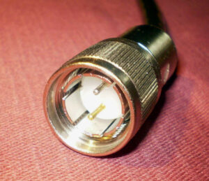 Kabel Twin-axial adalah jenis kabel coaxial dengan dua konduktor bagian dalam, bukan satu.