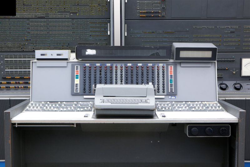 2)Komputer generasi kedua (1956-1964)
  Tabung vakum mulai tergantikan dengan transistor.Digunakan diakhir 1950 an. Keunggulanya bentuk yang lebih kecil. Contoh :IBM 7000,NCR 304,IBM 650,IBM 1401,ATLAS dan Mark III.