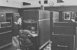 1)Komputer generasi pertama (1940-1959)
  Menggunakan tabung hampa (vakum tube) untuk sirkuit dan drum magnetik untuk penyimpanan memori. Contoh :UNIVAC dan ENIA digunakan badans sensus Amerika Serikat